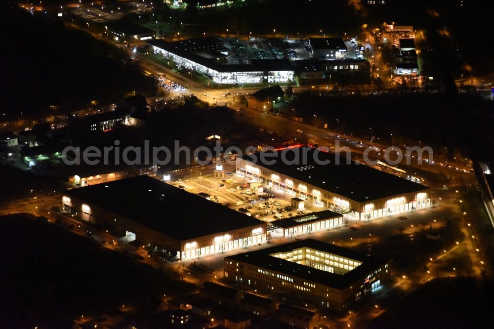 Aerial photograph at night Berlin - Night image of the shopping Mall Biesdorf Center between Weissenhoher St. und Koepenicker St. in Berlin Biesdorf