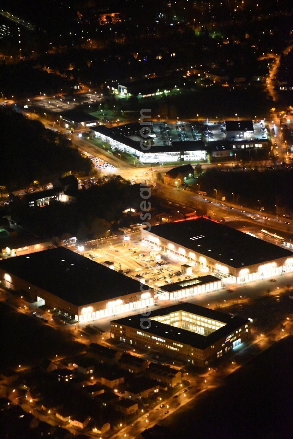 Aerial image at night Berlin - Night image of the shopping Mall Biesdorf Center between Weissenhoher St. und Koepenicker St. in Berlin Biesdorf