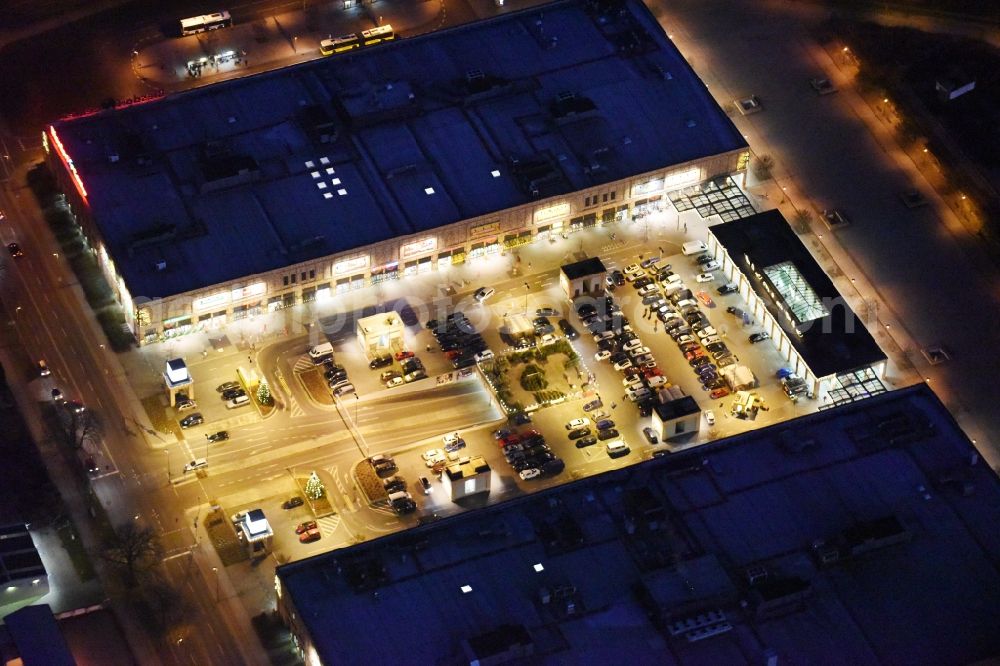 Aerial photograph at night Berlin - Night image of the shopping Mall Biesdorf Center between Weissenhoher St. und Koepenicker St. in Berlin Biesdorf