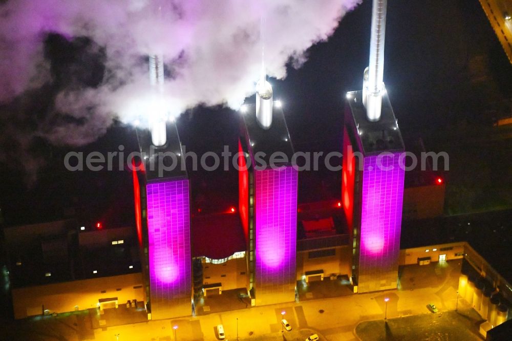 Aerial image at night Hannover - Night lighting Power station plants of the combined heat and power station - regional heat Heizkraftwerk Linden on Spinnereistrasse in Hannover in the state Lower Saxony, Germany