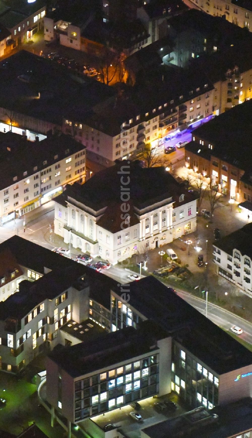 Braunschweig at night from the bird perspective: Night lighting Office building on Kuechenstrasse corner Hoehe in Braunschweig in the state Lower Saxony, Germany