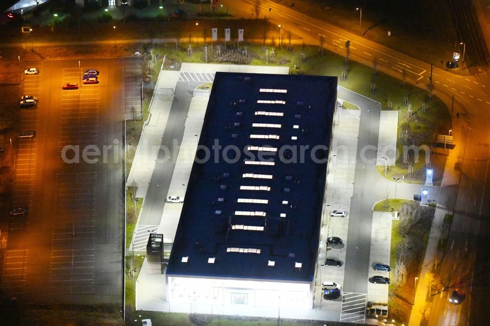 Erfurt at night from the bird perspective: Night lighting Office building VW Qualifizierungszentrum in of Orionstrasse in Erfurt in the state Thuringia, Germany