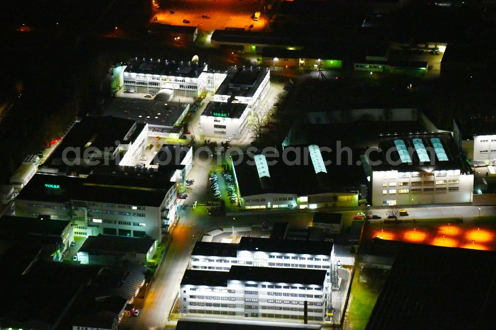 Aerial photograph at night Wolfsburg - Night lighting Office building of VOLKE - Entwicklungsring SE in of Daimlerstrasse in Wolfsburg in the state Lower Saxony, Germany