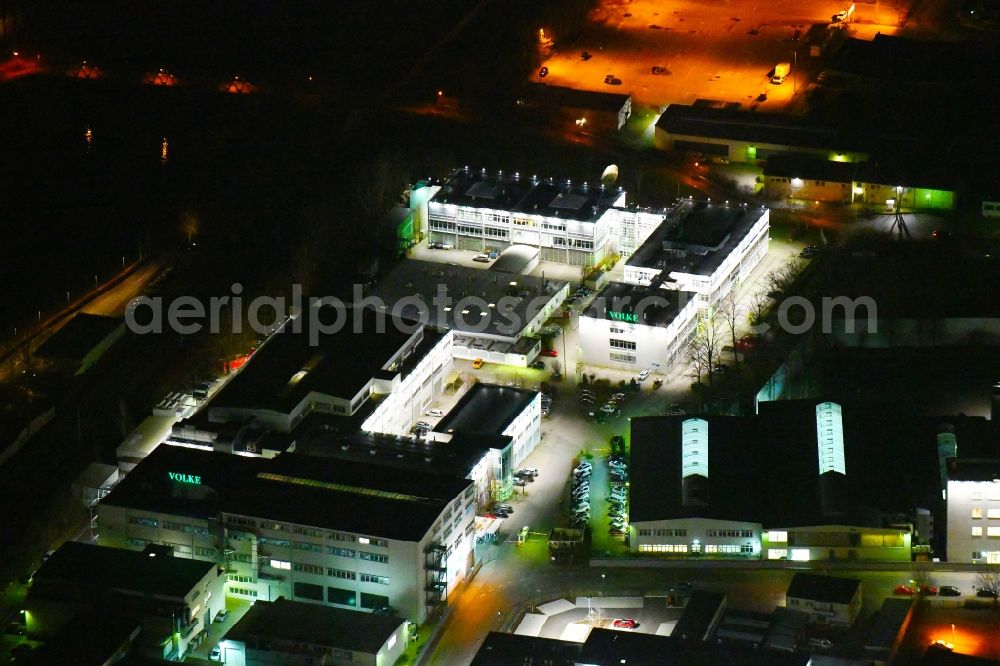 Wolfsburg at night from the bird perspective: Night lighting Office building of VOLKE - Entwicklungsring SE in of Daimlerstrasse in Wolfsburg in the state Lower Saxony, Germany