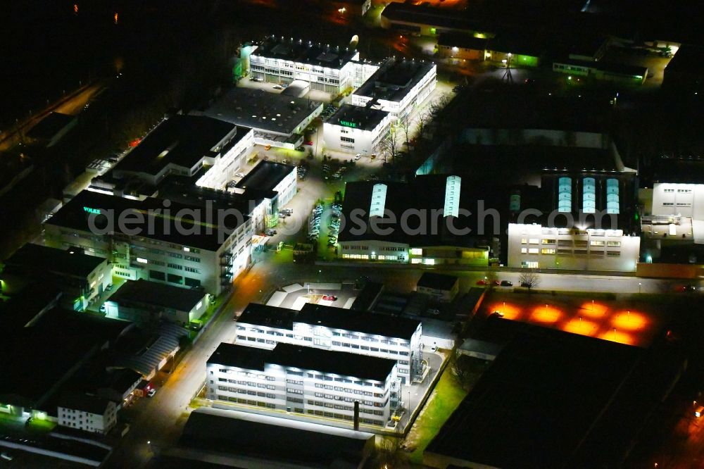 Aerial photograph at night Wolfsburg - Night lighting Office building of VOLKE - Entwicklungsring SE in of Daimlerstrasse in Wolfsburg in the state Lower Saxony, Germany