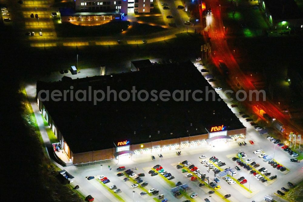 Hattorf-Heiligendorf at night from above - Night lighting Building of the shopping center of real,- SB-Warenhaus GmbH on Brandgehaege in Hattorf-Heiligendorf in the state Lower Saxony, Germany