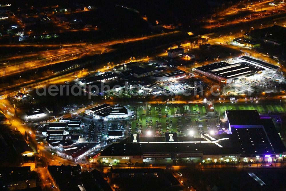 Erfurt at night from above - Night lighting Building of the shopping center T.E.C. - Thueringer Einkaufscenter in of Hermsdorfer Strasse in Erfurt in the state Thuringia, Germany