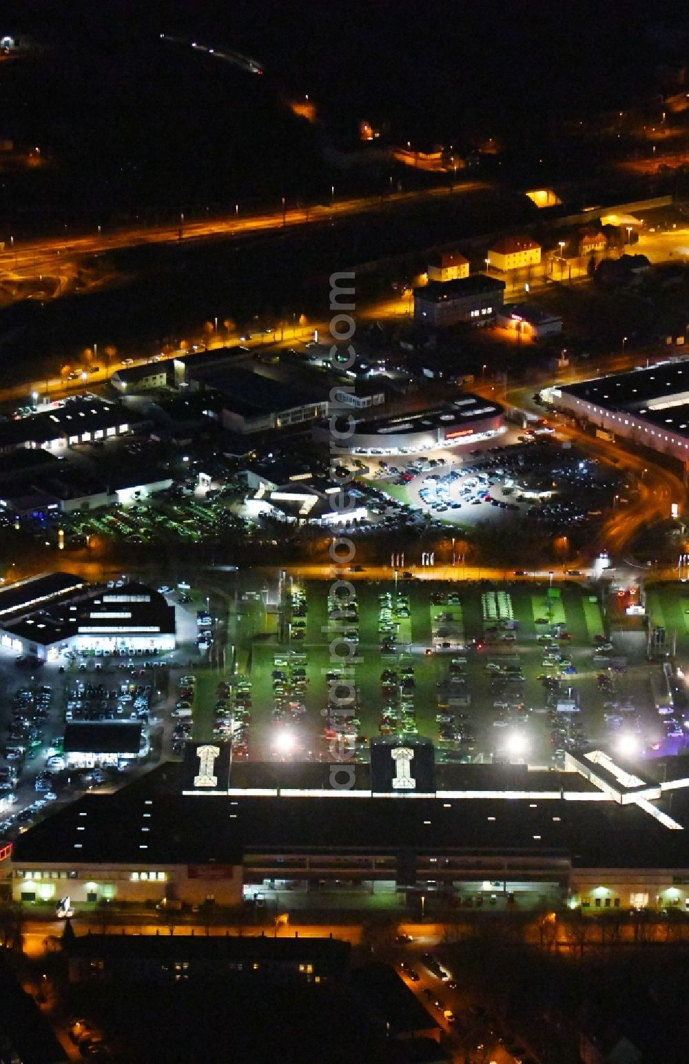 Erfurt at night from the bird perspective: Night lighting Building of the shopping center T.E.C. - Thueringer Einkaufscenter in of Hermsdorfer Strasse in Erfurt in the state Thuringia, Germany