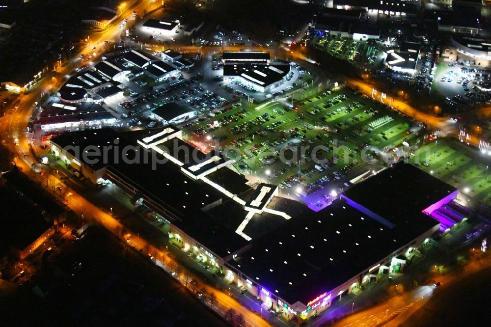 Aerial photograph at night Erfurt - Night lighting Building of the shopping center T.E.C. - Thueringer Einkaufscenter in of Hermsdorfer Strasse in Erfurt in the state Thuringia, Germany