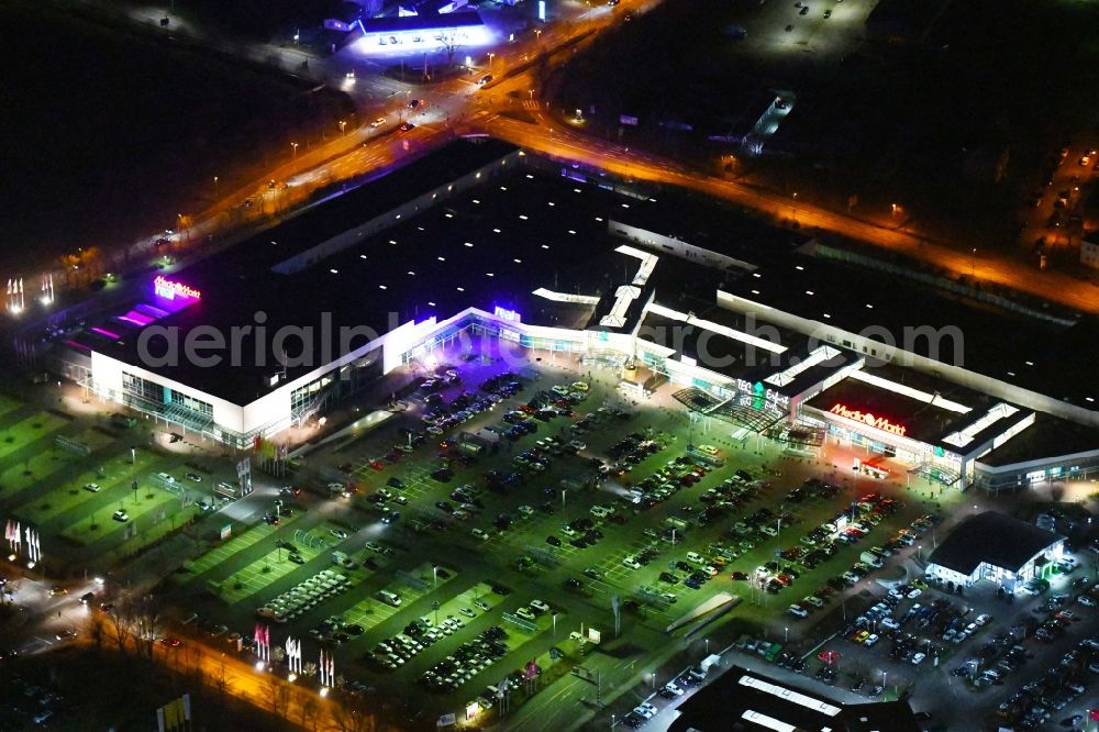 Erfurt at night from above - Night lighting Building of the shopping center T.E.C. - Thueringer Einkaufscenter in of Hermsdorfer Strasse in Erfurt in the state Thuringia, Germany