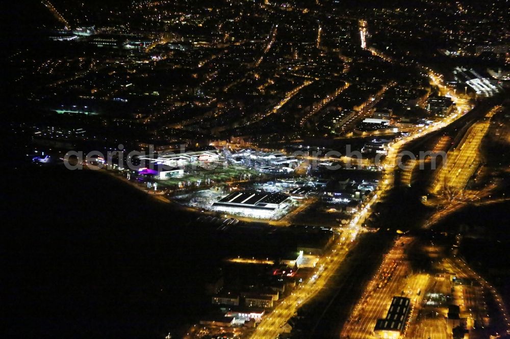 Aerial photograph at night Erfurt - Night lighting Building of the shopping center T.E.C. - Thueringer Einkaufscenter in of Hermsdorfer Strasse in Erfurt in the state Thuringia, Germany