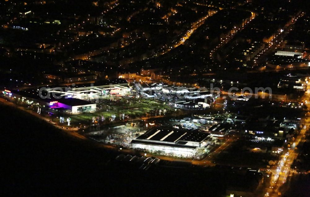 Erfurt at night from above - Night lighting Building of the shopping center T.E.C. - Thueringer Einkaufscenter in of Hermsdorfer Strasse in Erfurt in the state Thuringia, Germany