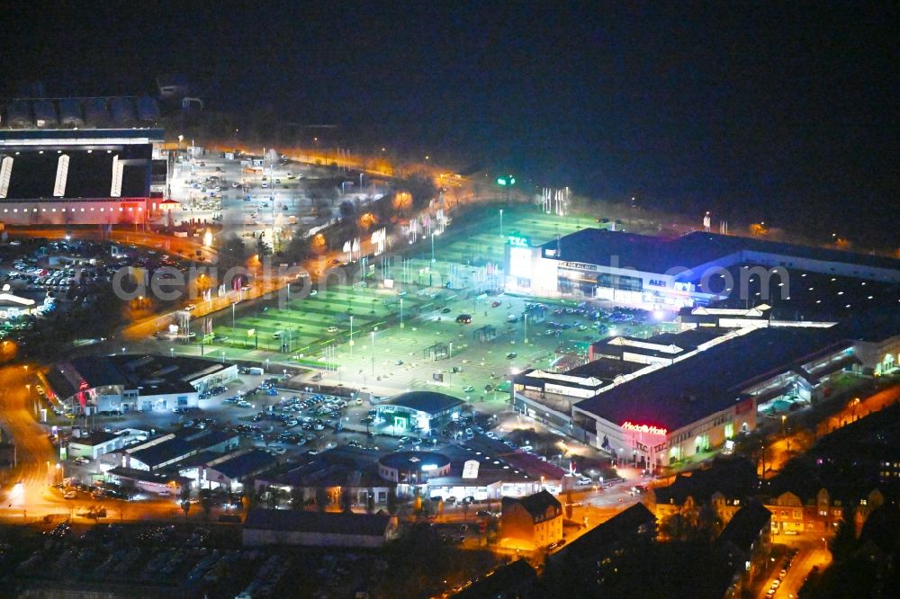 Aerial photograph at night Erfurt - Night lighting Building of the shopping center T.E.C. - Thueringer Einkaufscenter in of Hermsdorfer Strasse in Erfurt in the state Thuringia, Germany