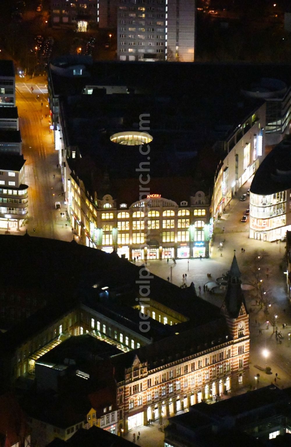 Erfurt at night from above - Night lighting Shopping mall Anger 1 to see the ECE in Erfurt in Thuringia. At the old department store to a new building connects with parking garage