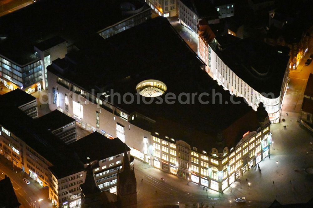 Erfurt at night from above - Night lighting Shopping mall Anger 1 to see the ECE in Erfurt in Thuringia. At the old department store to a new building connects with parking garage