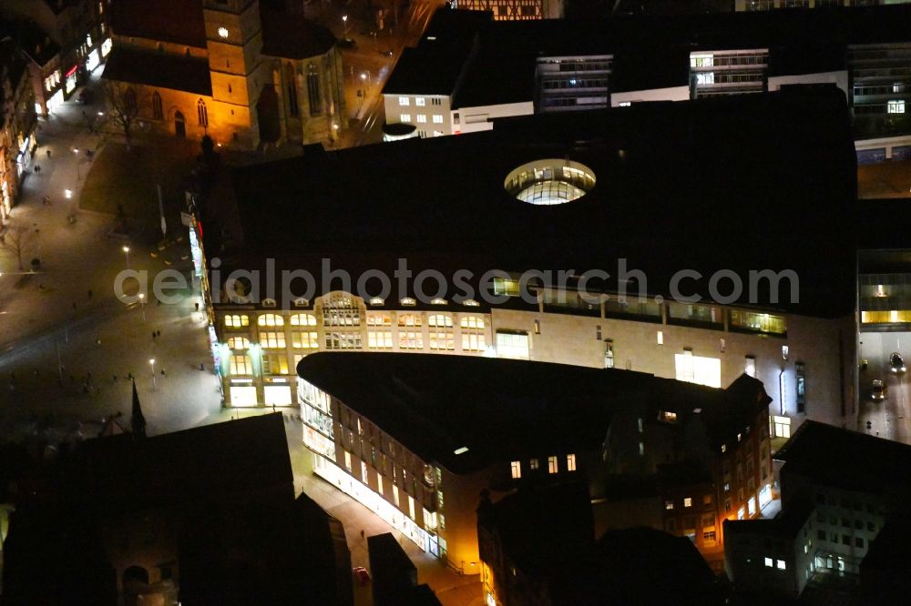 Aerial photograph at night Erfurt - Night lighting Shopping mall Anger 1 to see the ECE in Erfurt in Thuringia. At the old department store to a new building connects with parking garage