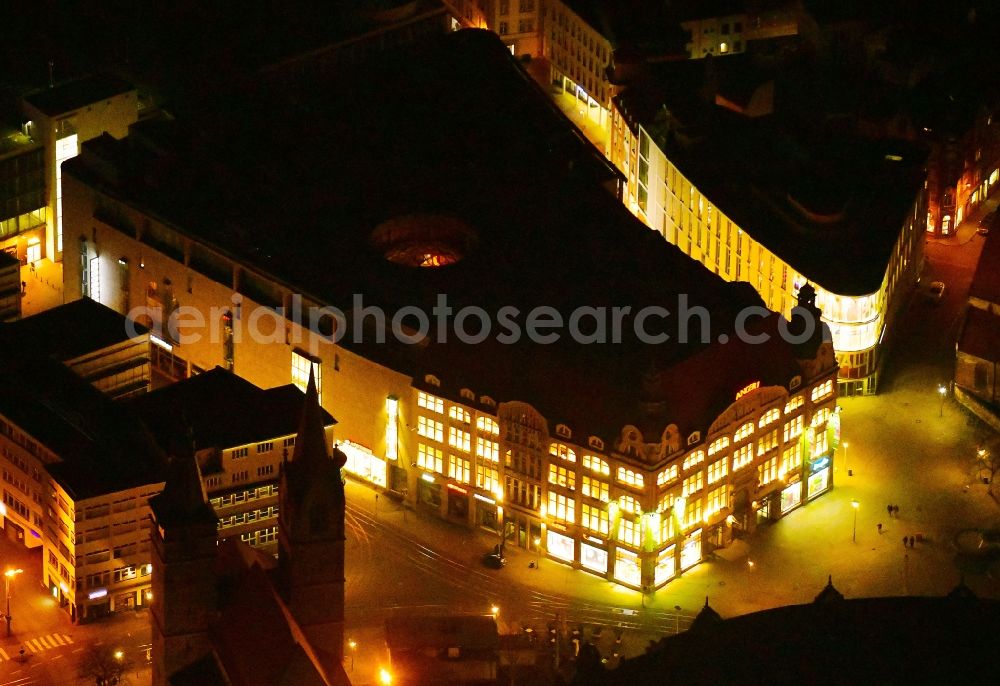 Erfurt at night from the bird perspective: Night lighting Shopping mall Anger 1 to see the ECE in Erfurt in Thuringia. At the old department store to a new building connects with parking garage