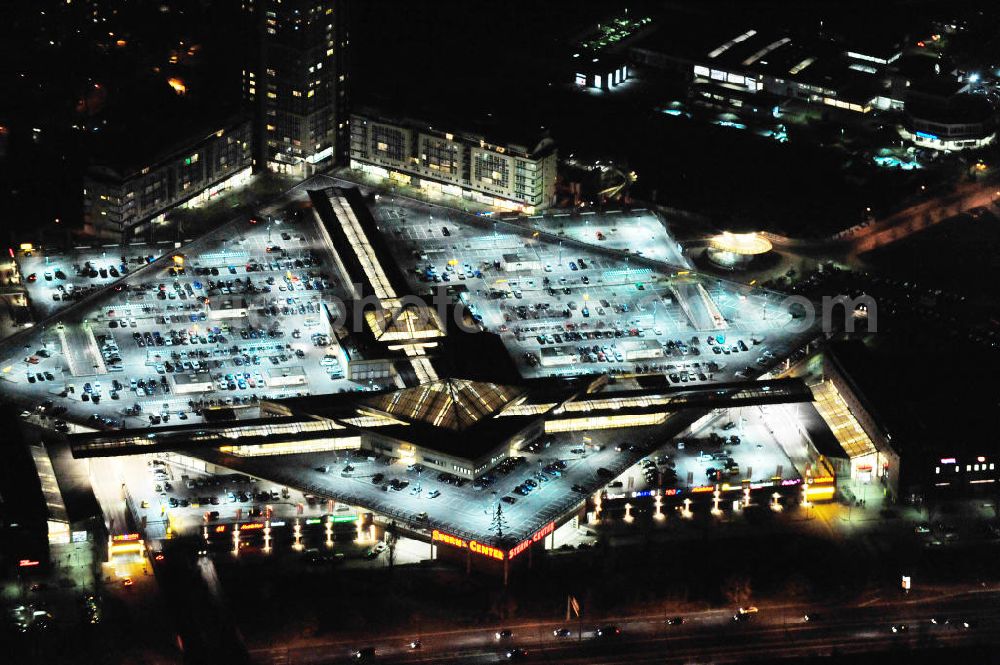 Aerial image at night Potsdam - Nachtluftbild vom Dach- und Fassadenbereich des Einkaufszentrum Stern Center der ECE Projektmanagement GmbH in Potsdam-Drewitz. Night shot of the shoppingmall Stern Center in Potsdam-Drewitz.