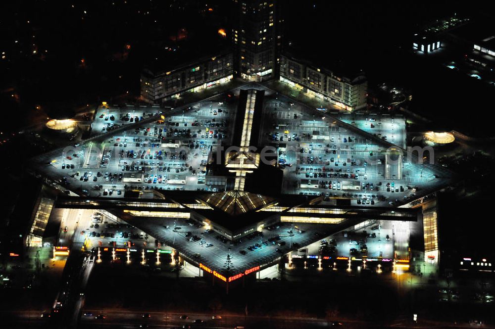 Potsdam at night from above - Nachtluftbild vom Dach- und Fassadenbereich des Einkaufszentrum Stern Center der ECE Projektmanagement GmbH in Potsdam-Drewitz. Night shot of the shoppingmall Stern Center in Potsdam-Drewitz.