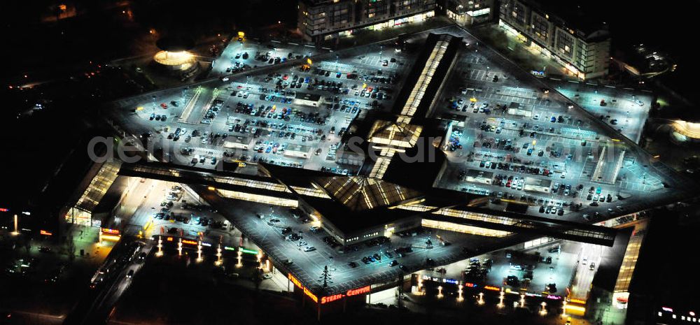 Potsdam at night from the bird perspective: Nachtluftbild vom Dach- und Fassadenbereich des Einkaufszentrum Stern Center der ECE Projektmanagement GmbH in Potsdam-Drewitz. Night shot of the shoppingmall Stern Center in Potsdam-Drewitz.