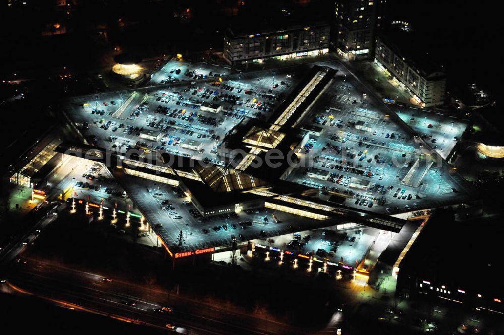 Aerial photograph at night Potsdam - Nachtluftbild vom Dach- und Fassadenbereich des Einkaufszentrum Stern Center der ECE Projektmanagement GmbH in Potsdam-Drewitz. Night shot of the shoppingmall Stern Center in Potsdam-Drewitz.