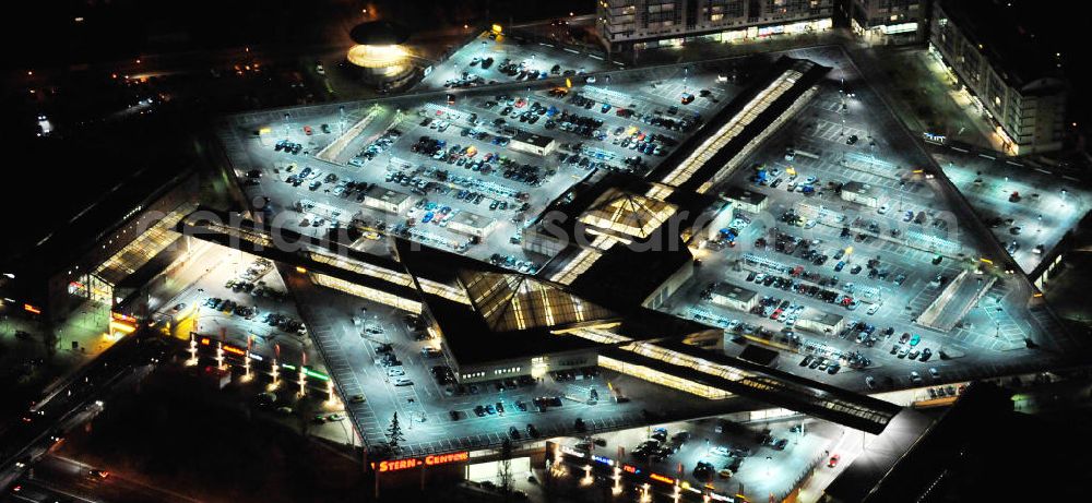 Aerial image at night Potsdam - Nachtluftbild vom Dach- und Fassadenbereich des Einkaufszentrum Stern Center der ECE Projektmanagement GmbH in Potsdam-Drewitz. Night shot of the shoppingmall Stern Center in Potsdam-Drewitz.