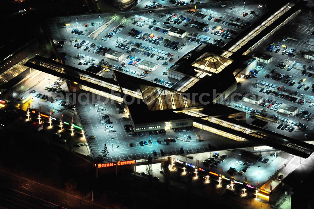 Potsdam at night from above - Nachtluftbild vom Dach- und Fassadenbereich des Einkaufszentrum Stern Center der ECE Projektmanagement GmbH in Potsdam-Drewitz. Night shot of the shoppingmall Stern Center in Potsdam-Drewitz.