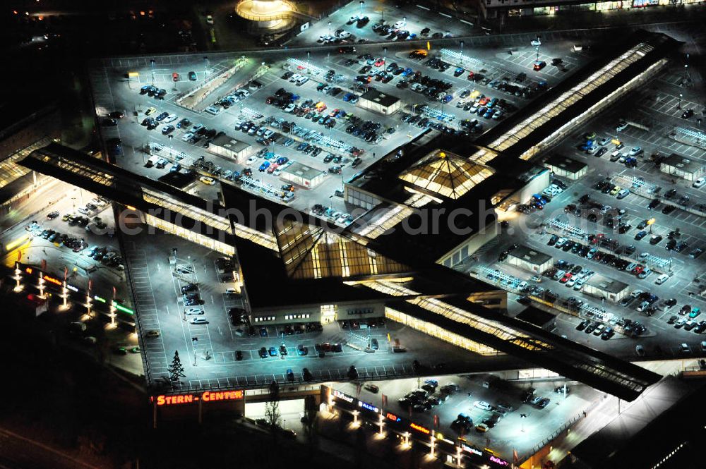 Potsdam at night from the bird perspective: Nachtluftbild vom Dach- und Fassadenbereich des Einkaufszentrum Stern Center der ECE Projektmanagement GmbH in Potsdam-Drewitz. Night shot of the shoppingmall Stern Center in Potsdam-Drewitz.