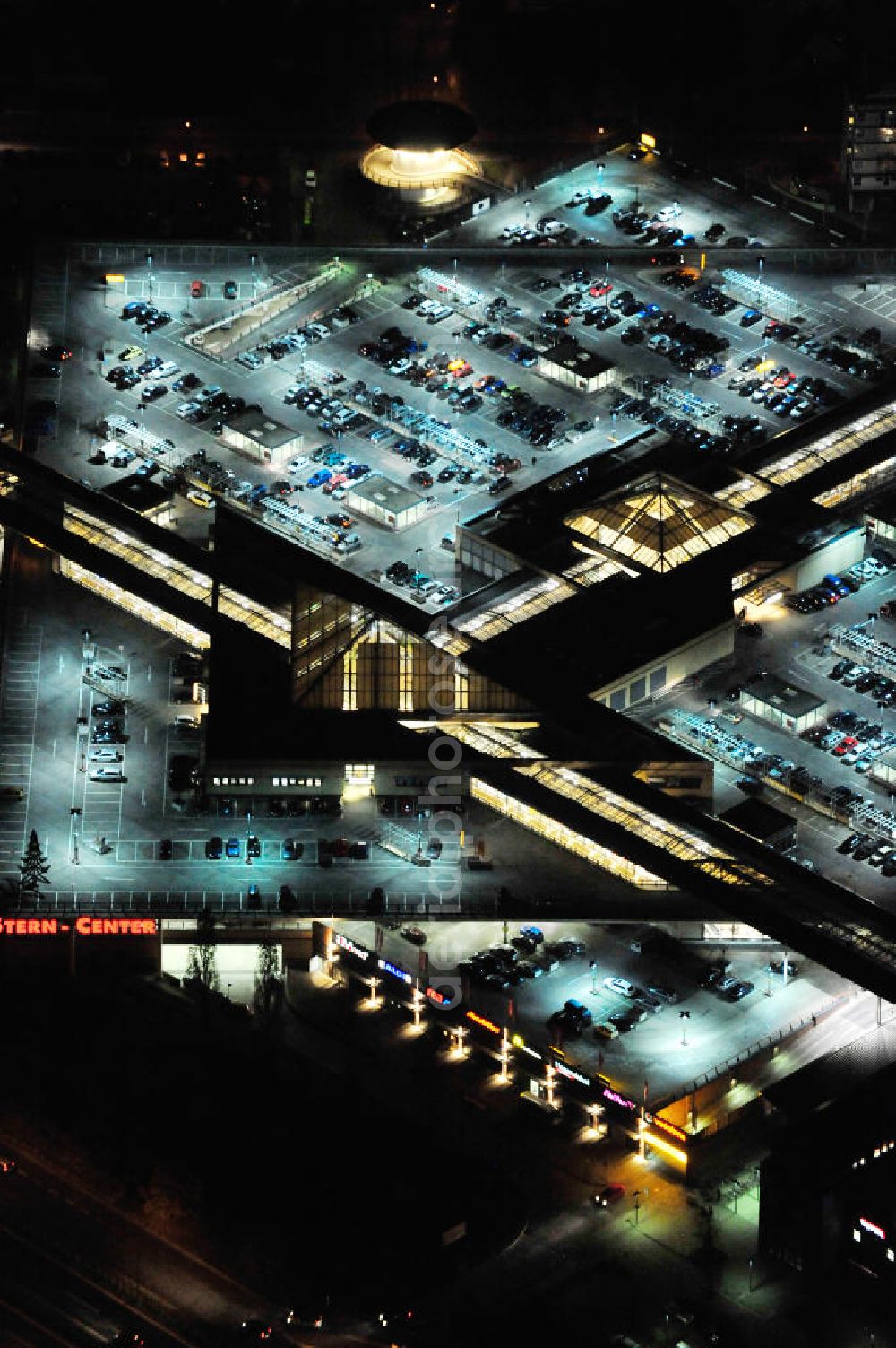 Aerial photograph at night Potsdam - Nachtluftbild vom Dach- und Fassadenbereich des Einkaufszentrum Stern Center der ECE Projektmanagement GmbH in Potsdam-Drewitz. Night shot of the shoppingmall Stern Center in Potsdam-Drewitz.