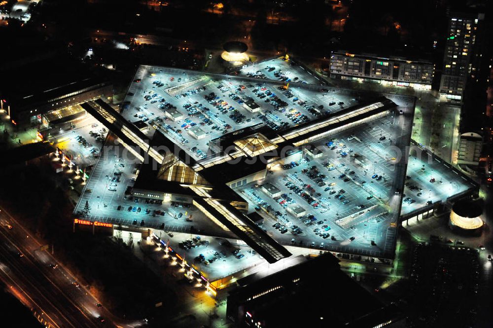 Aerial image at night Potsdam - Nachtluftbild vom Dach- und Fassadenbereich des Einkaufszentrum Stern Center der ECE Projektmanagement GmbH in Potsdam-Drewitz. Night shot of the shoppingmall Stern Center in Potsdam-Drewitz.