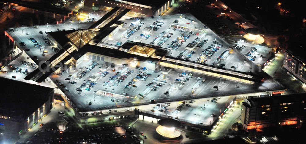 Potsdam at night from above - Nachtluftbild vom Dach- und Fassadenbereich des Einkaufszentrum Stern Center der ECE Projektmanagement GmbH in Potsdam-Drewitz. Night shot of the shoppingmall Stern Center in Potsdam-Drewitz.