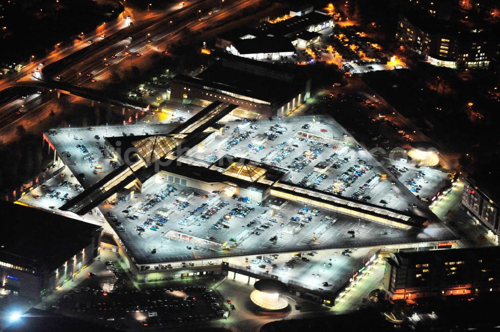 Potsdam at night from the bird perspective: Nachtluftbild vom Dach- und Fassadenbereich des Einkaufszentrum Stern Center der ECE Projektmanagement GmbH in Potsdam-Drewitz. Night shot of the shoppingmall Stern Center in Potsdam-Drewitz.