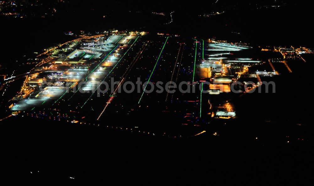 Frankfurt am Main at night from the bird perspective: Night view of Runway with hangar taxiways and terminals on the grounds of the airport in Frankfurt in the state Hesse