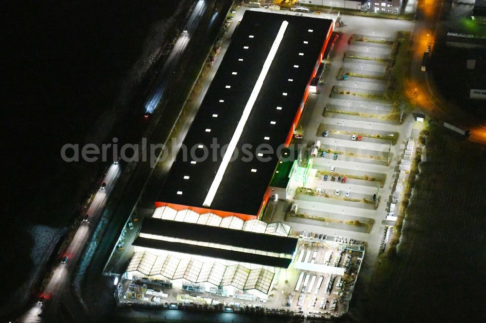 Hattorf-Heiligendorf at night from the bird perspective: Night lighting Building of the construction market hagebaumarkt Wolfsburg-Hattorf on Heinenkonp in Hattorf-Heiligendorf in the state Lower Saxony, Germany