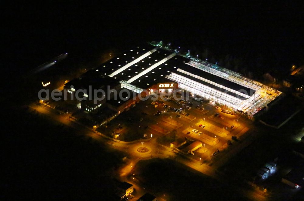 Erfurt at night from the bird perspective: Night lighting Building of the construction market OBI Markt Erfurt Sued in of Holzlandstrasse in Erfurt in the state Thuringia, Germany