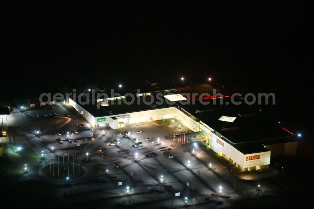 Mönchenholzhausen at night from the bird perspective: Night lighting Building of the store - furniture market Moebel Rieger GmbH Im Erfurter Tale in Moenchenholzhausen in the state Thuringia, Germany