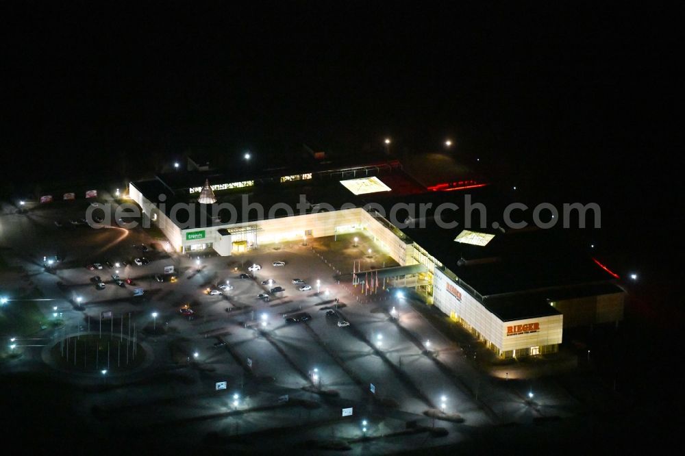 Aerial photograph at night Mönchenholzhausen - Night lighting Building of the store - furniture market Moebel Rieger GmbH Im Erfurter Tale in Moenchenholzhausen in the state Thuringia, Germany