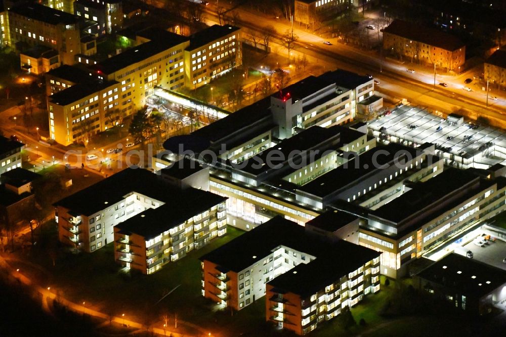 Erfurt at night from the bird perspective: Night lighting Building Complex of the Helios Klinikum Erfurt in Thuringia