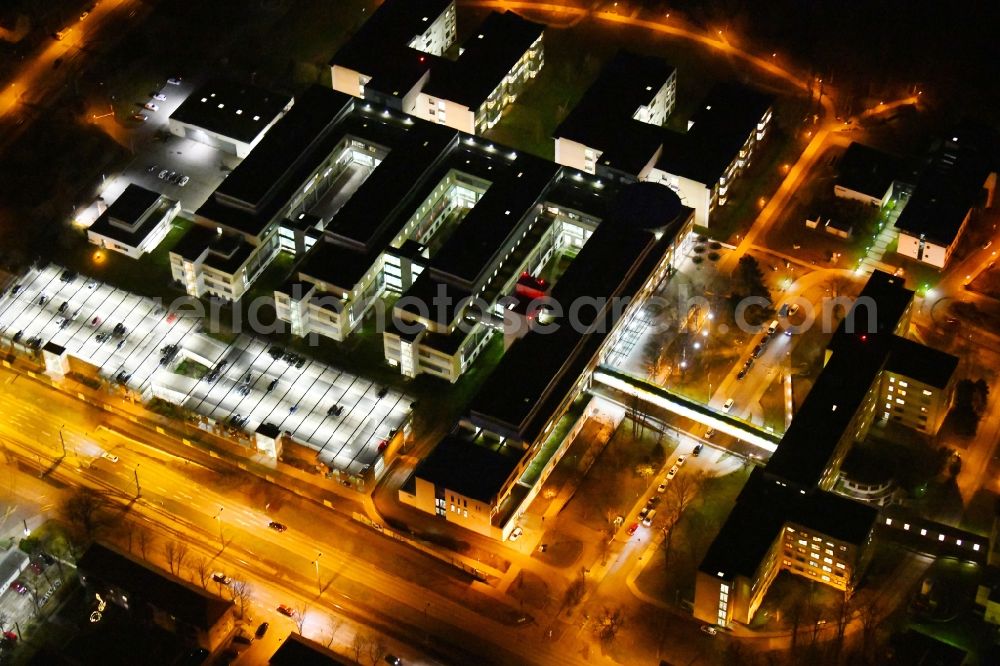 Erfurt at night from the bird perspective: Night lighting Building Complex of the Helios Klinikum Erfurt in Thuringia