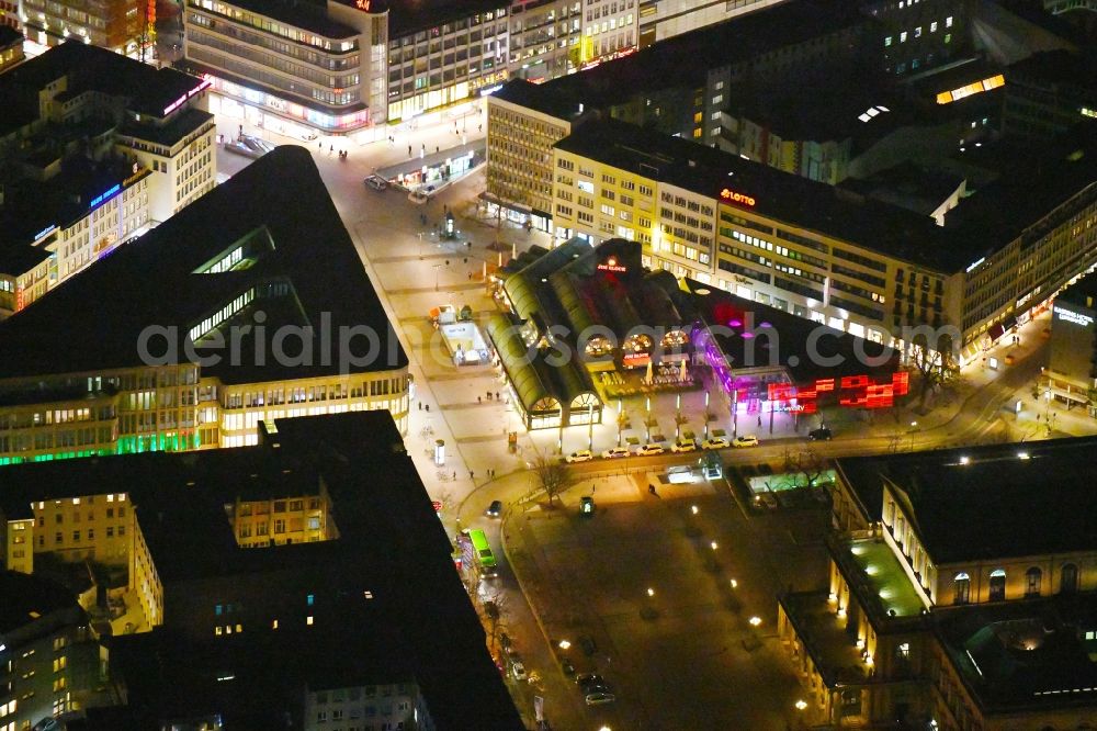 Aerial photograph at night Hannover - Night lighting Building of the restaurant Jim Block Hannover and das KandenCenter von enercity on Kroepcke in the district Mitte in Hannover in the state Lower Saxony, Germany