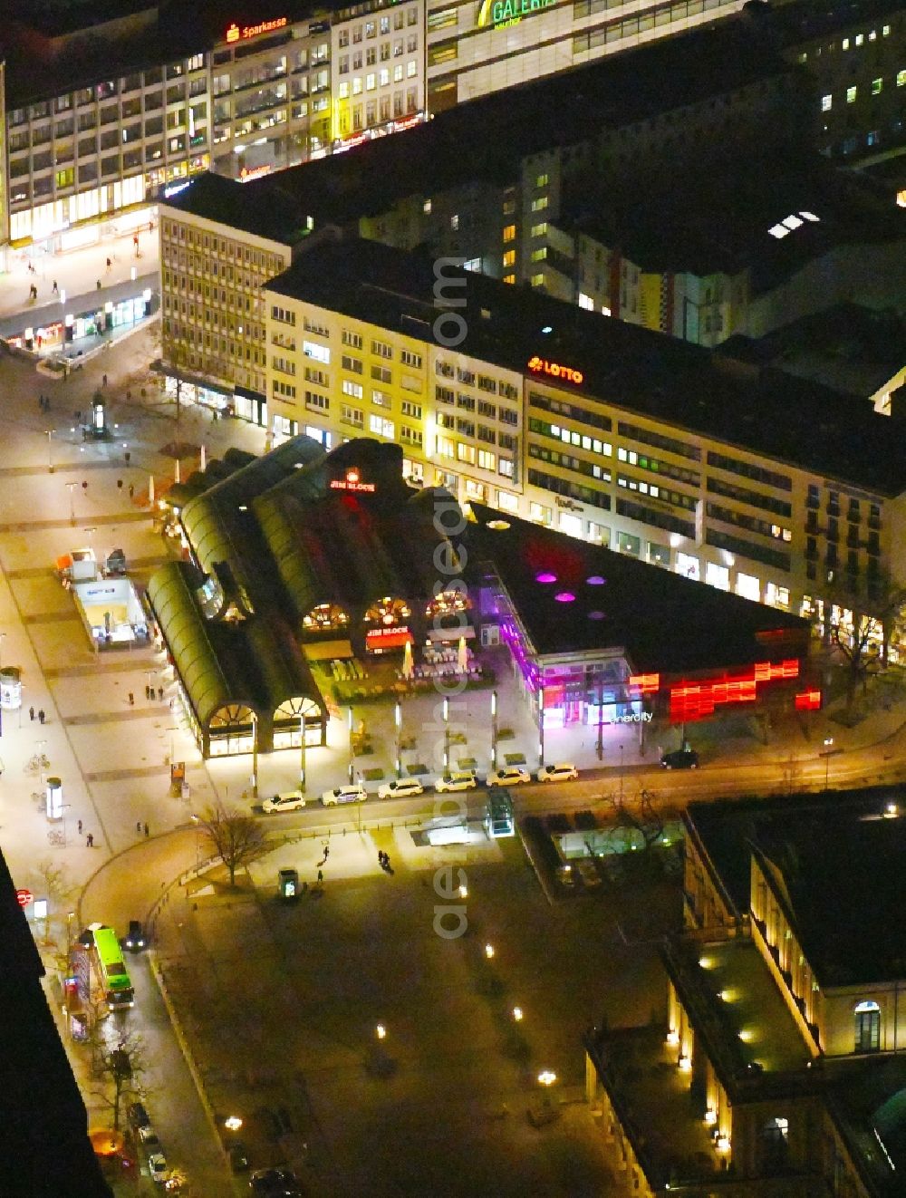 Aerial image at night Hannover - Night lighting Building of the restaurant Jim Block Hannover and das KandenCenter von enercity on Kroepcke in the district Mitte in Hannover in the state Lower Saxony, Germany