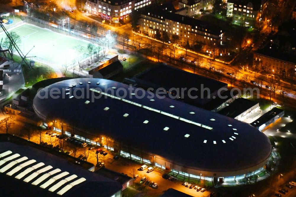 Erfurt at night from the bird perspective: Night lighting Roof on the building of the sports hall Eissportzentrum Erfurt Gunda-Niemann-Stirnemann-Halle on Arnstaedter Strasse in Erfurt in the state Thuringia, Germany