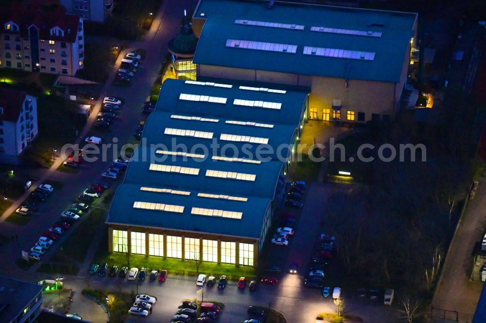 Bernau at night from the bird perspective: Night lighting building of sports hall Ensemble SportForum Bernau of Fitness & Wellness & Gesundheit GmbH on An of Traenke in Bernau in the state Brandenburg, Germany