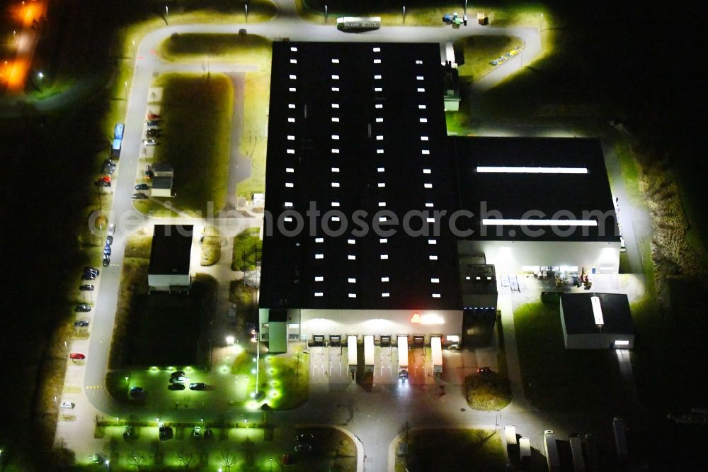 Gotha at night from the bird perspective: Night lighting Building complex and grounds of the logistics center of Kraftverkehr Nagel GmbH & Co. KG in of Kurt-Nagel-Strasse in Gotha in the state Thuringia, Germany