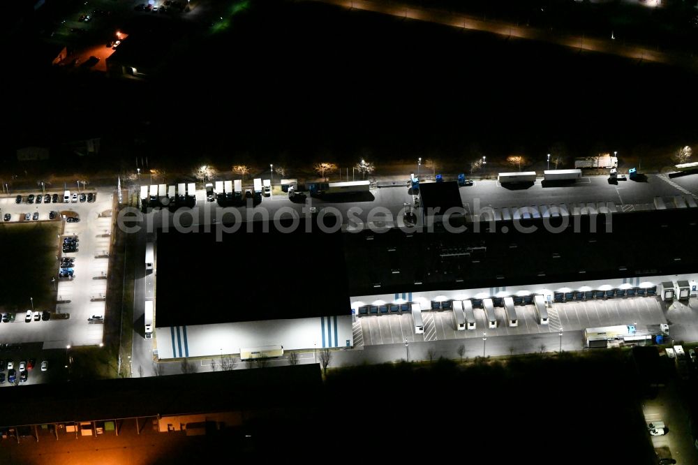 Gotha at night from the bird perspective: Night lighting Building complex and grounds of the logistics center of Kraftverkehr Nagel GmbH & Co. KG in of Kurt-Nagel-Strasse in Gotha in the state Thuringia, Germany