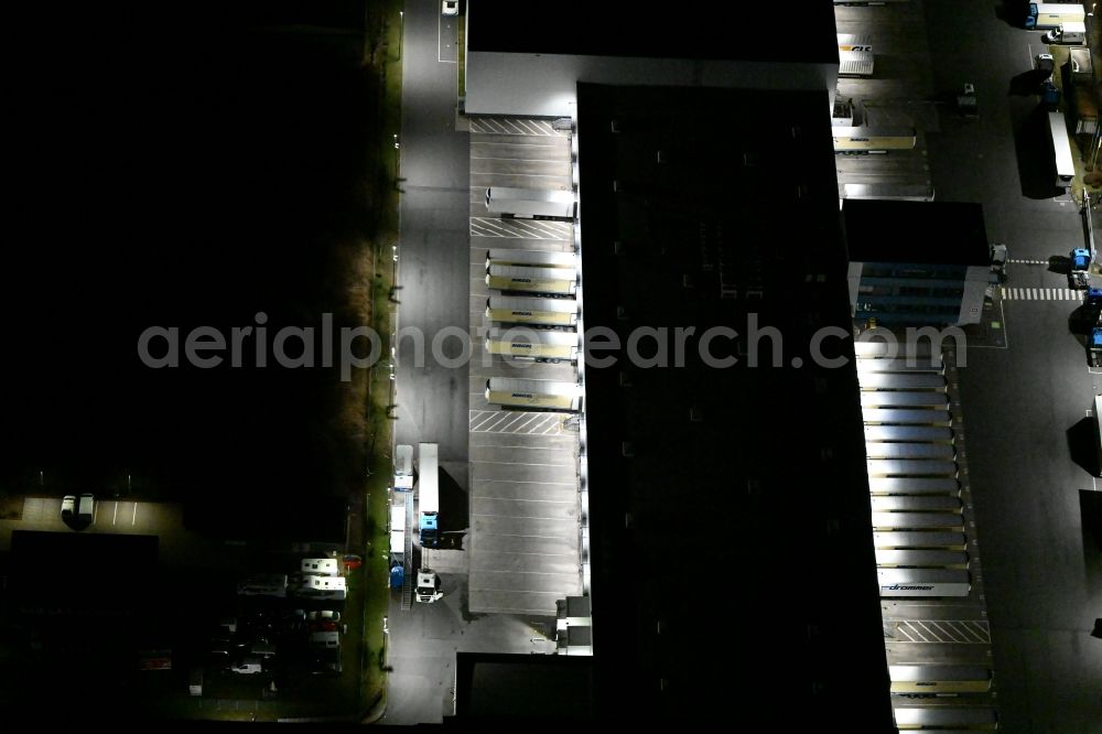 Gotha at night from the bird perspective: Night lighting Building complex and grounds of the logistics center of Kraftverkehr Nagel GmbH & Co. KG in of Kurt-Nagel-Strasse in Gotha in the state Thuringia, Germany