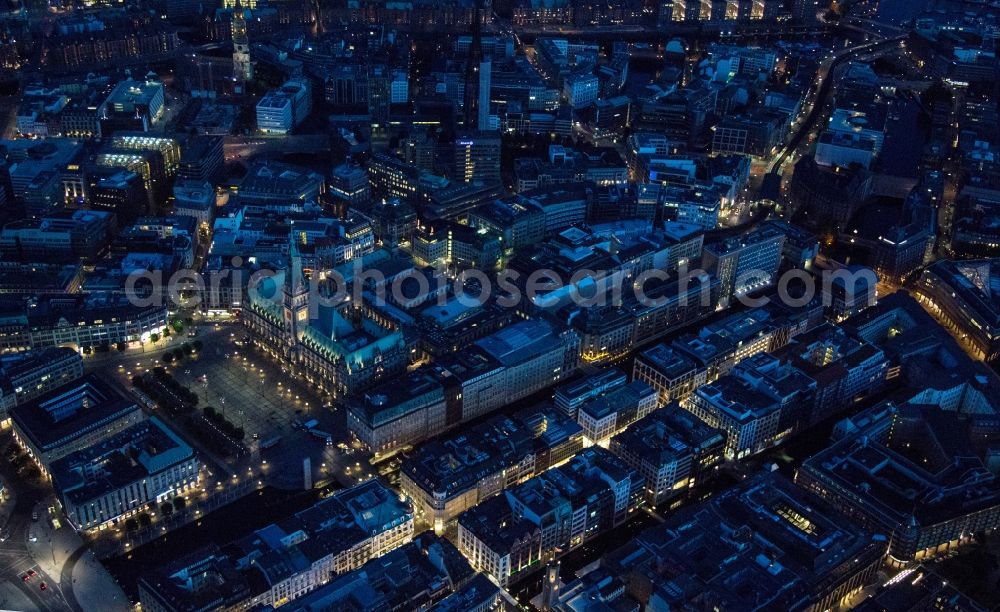 Hamburg at night from the bird perspective: Nigt view of The City Hall is the seat of citizenship ( Parliament ) and the Senate ( Government ) of the Free and Hanseatic City of Hamburg. The town hall is part of the North German Renaissance style