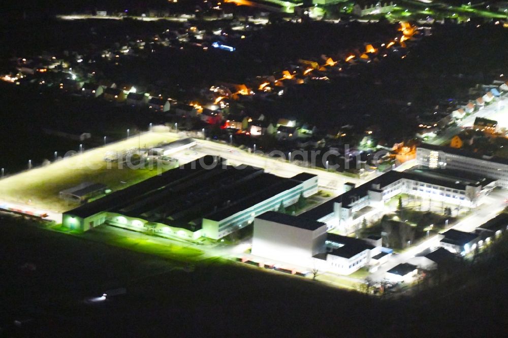 Arnstadt at night from the bird perspective: Night lighting Industrial estate and company settlement entlang of Bierweg - Am Obertunk in Arnstadt in the state Thuringia, Germany