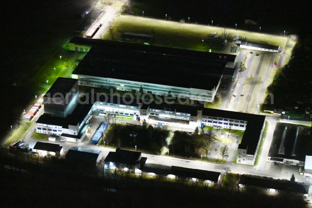 Arnstadt at night from the bird perspective: Night lighting Industrial estate and company settlement entlang of Bierweg - Am Obertunk in Arnstadt in the state Thuringia, Germany