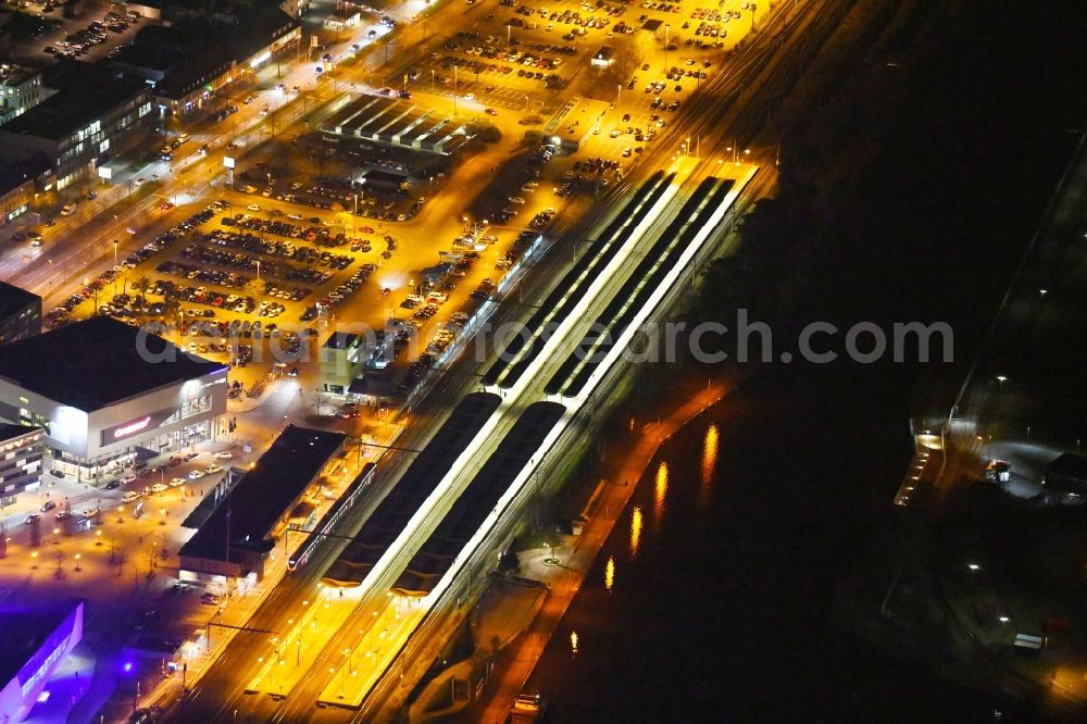 Wolfsburg at night from the bird perspective: Night lighting Track progress and building of the main station of the railway in Wolfsburg in the state Lower Saxony, Germany